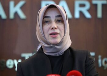 Yeni Akit’ten Özlem Zengin’e: CHP’de en beğenilen vekil!