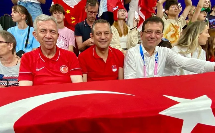 Üçü bir arada, Paris’te Filenin Sultanları’nı destekledi