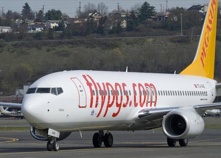 Leylek sürüsüne giren yolcu uçağı acil iniş yaptı 1 Yolcu olay çıkarınca uçak İzmir’e acil iniş yaptı
