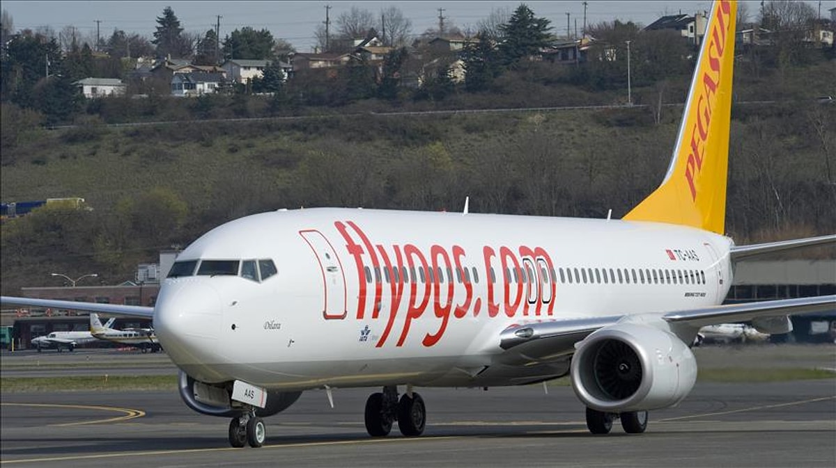 Yolcu olay çıkarınca uçak İzmir’e acil iniş yaptı 3 Yolcu olay çıkarınca uçak İzmir’e acil iniş yaptı