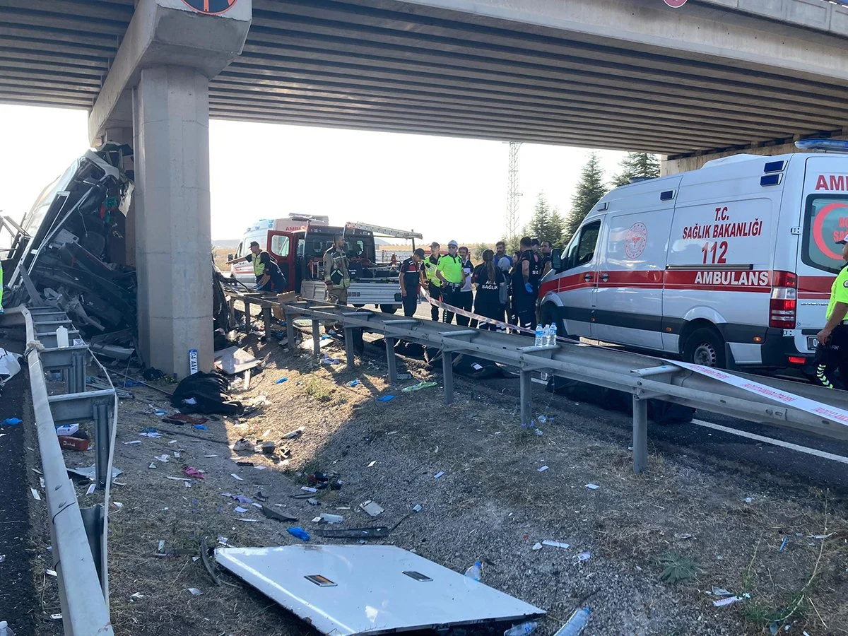 Otobüs köprü ayağına çarptı: 9 kişi hayatını kaybetti, 26 yaralı 5 Otobüs köprü ayağına çarptı: 9 kişi hayatını kaybetti, 26 yaralı