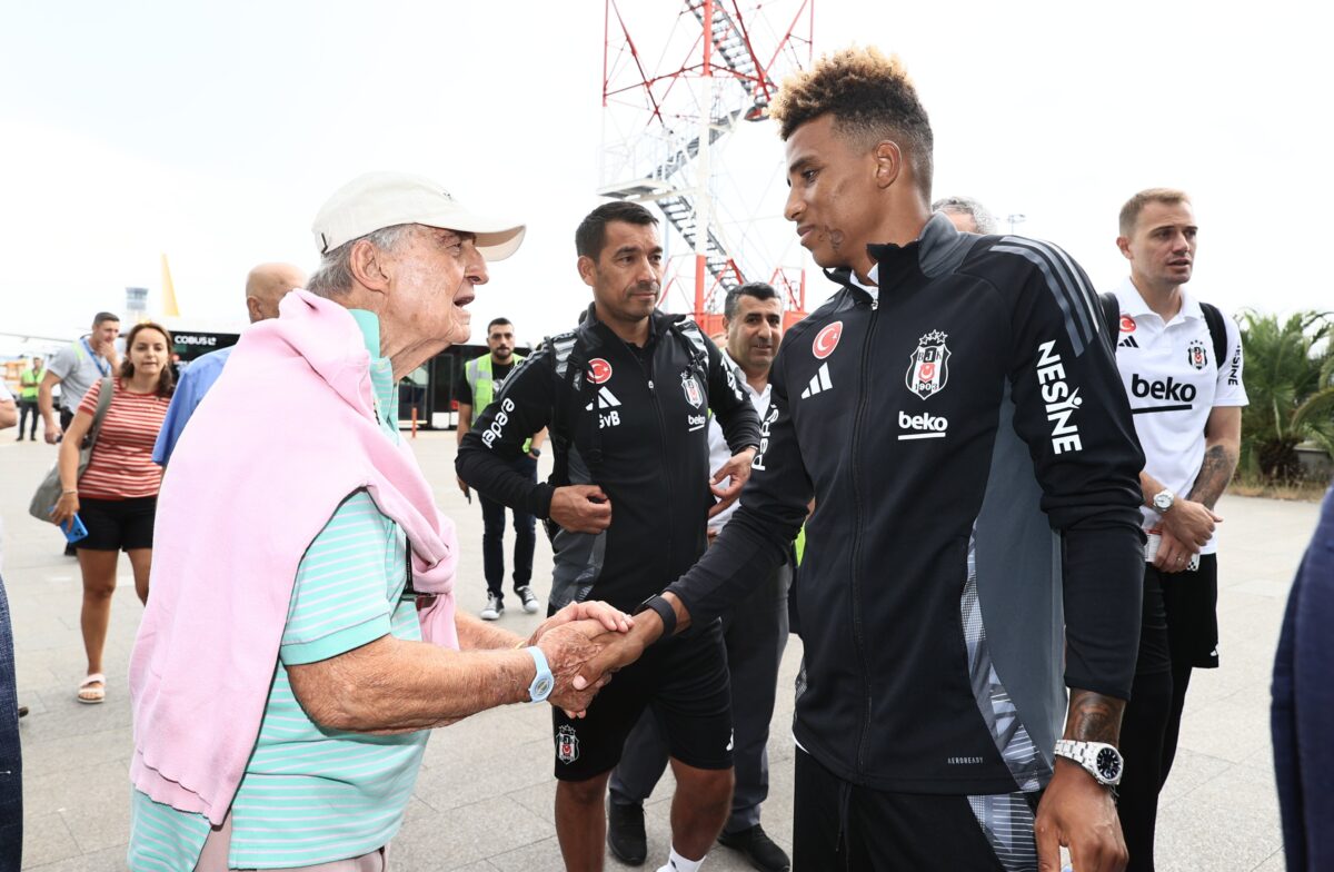Rahmi Koç'tan Beşiktaş'a havalimanında özel uğurlama 3 Rahmi Koç'tan Beşiktaş'a havalimanında özel uğurlama