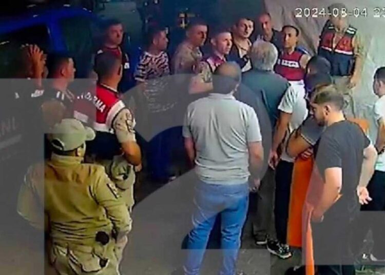 Savcı ile lokanta çalışanlarının kavgasında 15 gözaltı: Birbirlerini suçladılar 1 Savcı ile lokanta çalışanlarının kavgasında 15 gözaltı: Birbirlerini suçladılar