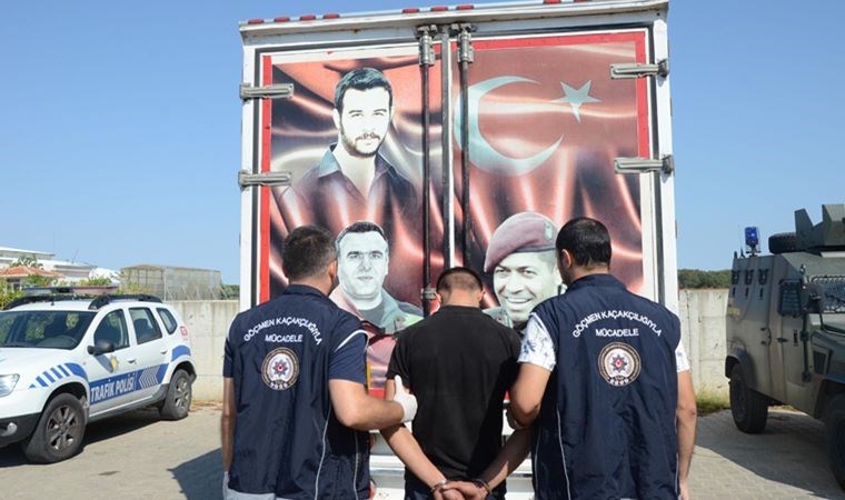Üzerinde şehitlerin fotoğrafları bulunan kamyonetten 67 kaçak göçmen çıktı 2 Üzerinde şehitlerin fotoğrafları bulunan kamyonetten 67 kaçak göçmen çıktı