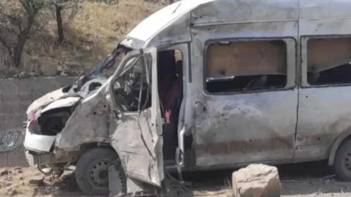 Maden işçilerini taşıyan servis aracına bombalı saldırı: 1 ölü, 8 yaralı 3 Maden işçilerini taşıyan servis aracına bombalı saldırı: 1 ölü, 8 yaralı