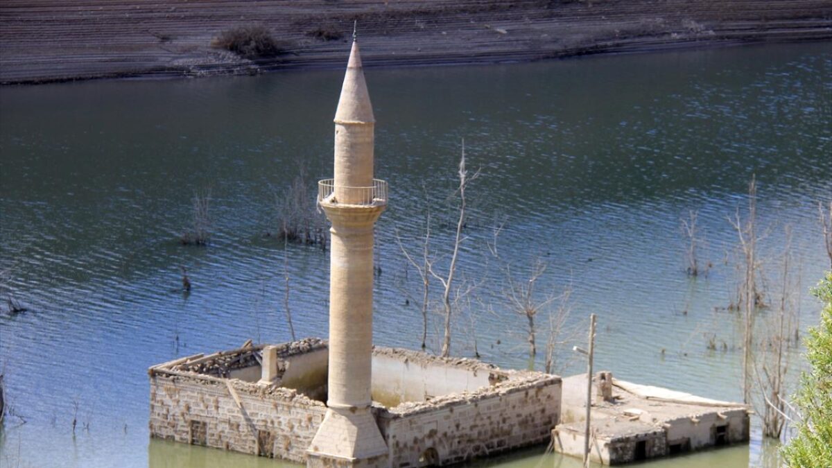 Sular çekilince eski cami ve bazı evler ortaya çıktı 2 Sular çekilince eski cami ve bazı evler ortaya çıktı