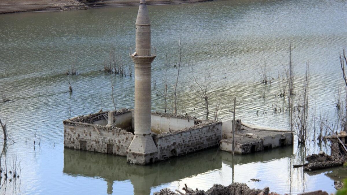 Sular çekilince eski cami ve bazı evler ortaya çıktı