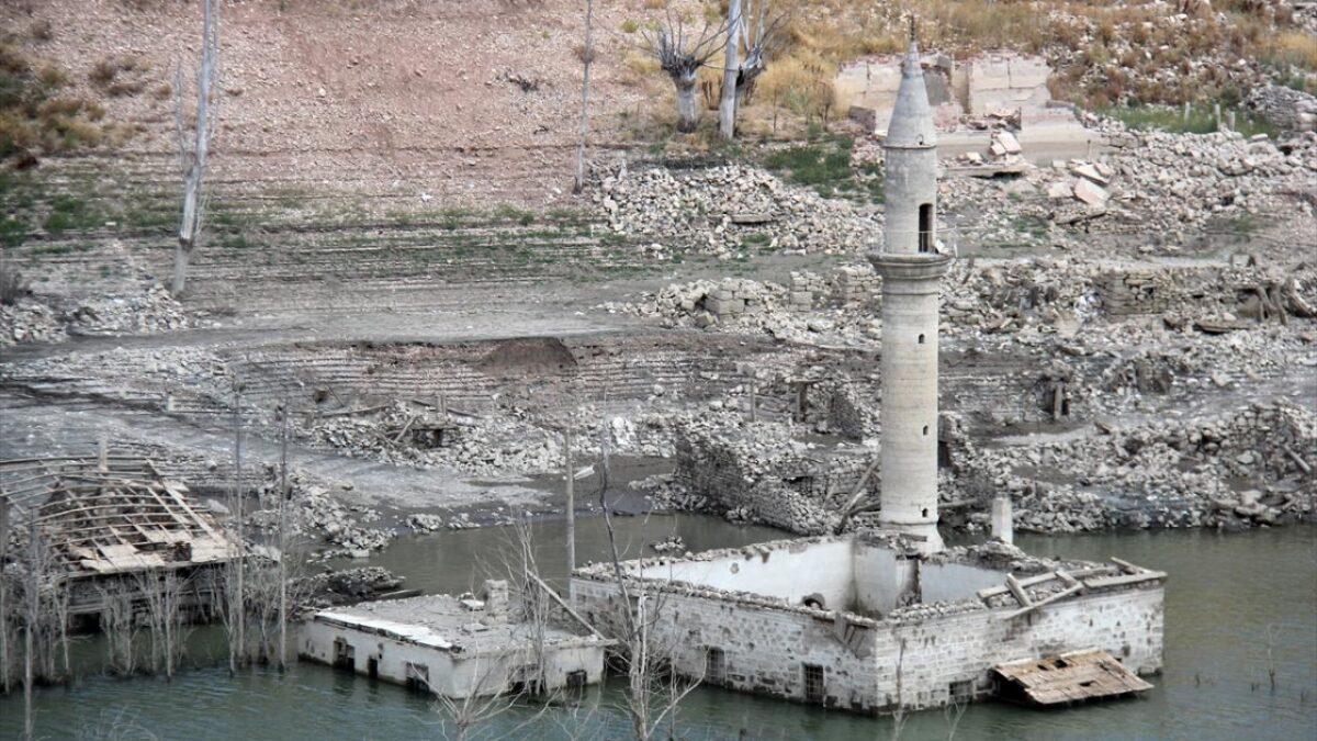 Sular çekilince eski cami ve bazı evler ortaya çıktı 8 Sular çekilince eski cami ve bazı evler ortaya çıktı
