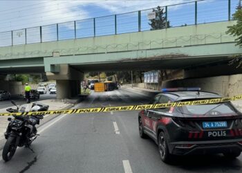 Aynı yerde yine kaza; TIR, İETT otobüsünün üzerine devrildi