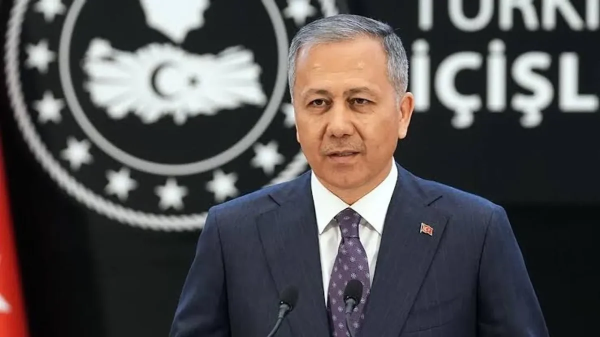 Sonunda bu da oldu: Bakan Yerlikaya'nın konutunda iki yabancı kayıtlı çıktı! 3 Sonunda bu da oldu: Bakan Yerlikaya'nın konutunda iki yabancı kayıtlı çıktı!