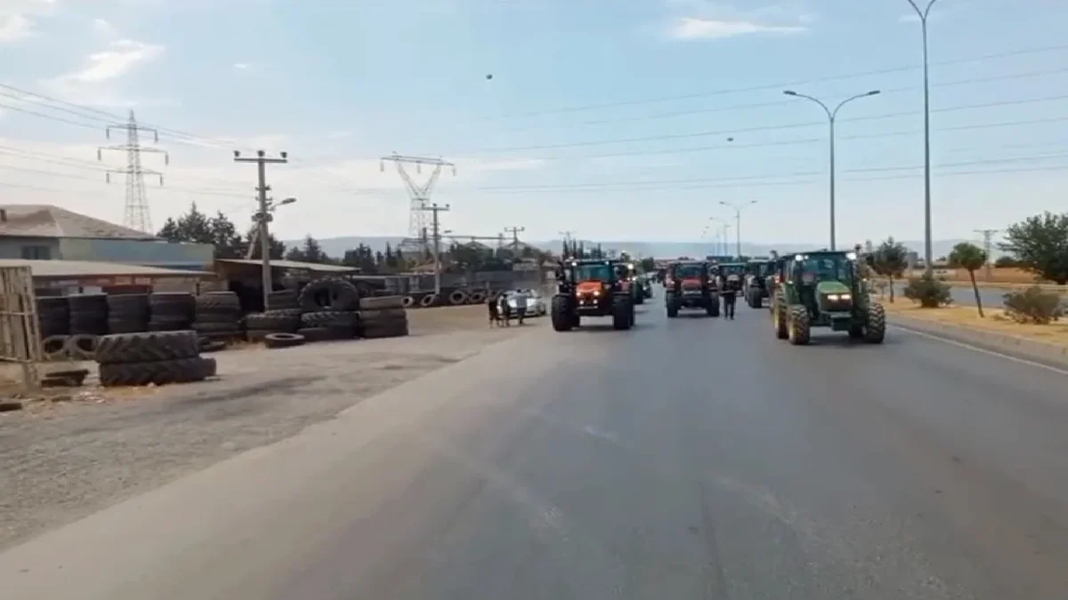 Bir çiftçi eylemi de Kahramanmaraş'ta: Çiftçiler traktörlerle yolu kapattı 4 Bir çiftçi eylemi de Kahramanmaraş'ta: Çiftçiler traktörlerle yolu kapattı
