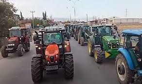 Bir çiftçi eylemi de Kahramanmaraş'ta: Çiftçiler traktörlerle yolu kapattı 3 Bir çiftçi eylemi de Kahramanmaraş'ta: Çiftçiler traktörlerle yolu kapattı