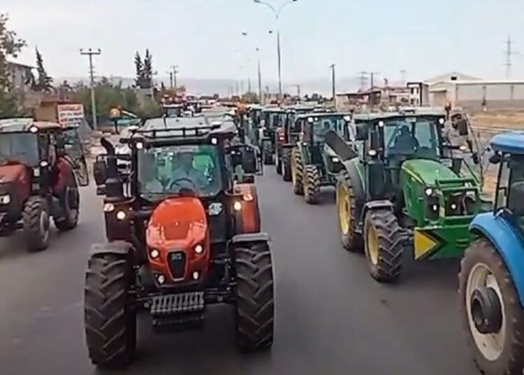 Bir çiftçi eylemi de Kahramanmaraş'ta: Çiftçiler traktörlerle yolu kapattı 1 Bir çiftçi eylemi de Kahramanmaraş’ta: Çiftçiler traktörlerle yolu kapattı