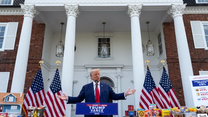 Trump'tan market ürünleriyle basın toplantısı 1 Trump’tan market ürünleriyle basın toplantısı