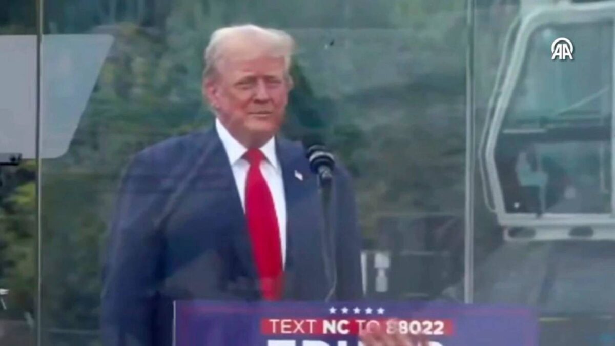 Trump, suikast girişimi sonrası ilk mitingini kurşun geçirmez cam ardından yaptı