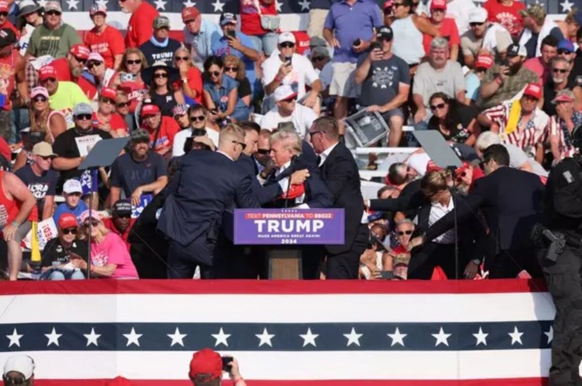 Trump, suikast girişimi sonrası ilk mitingini kurşun geçirmez cam ardından yaptı