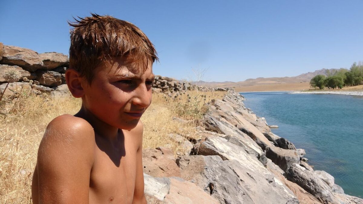 Van Gölü’ne giren esmer çocuklar sarışın çıkıyor