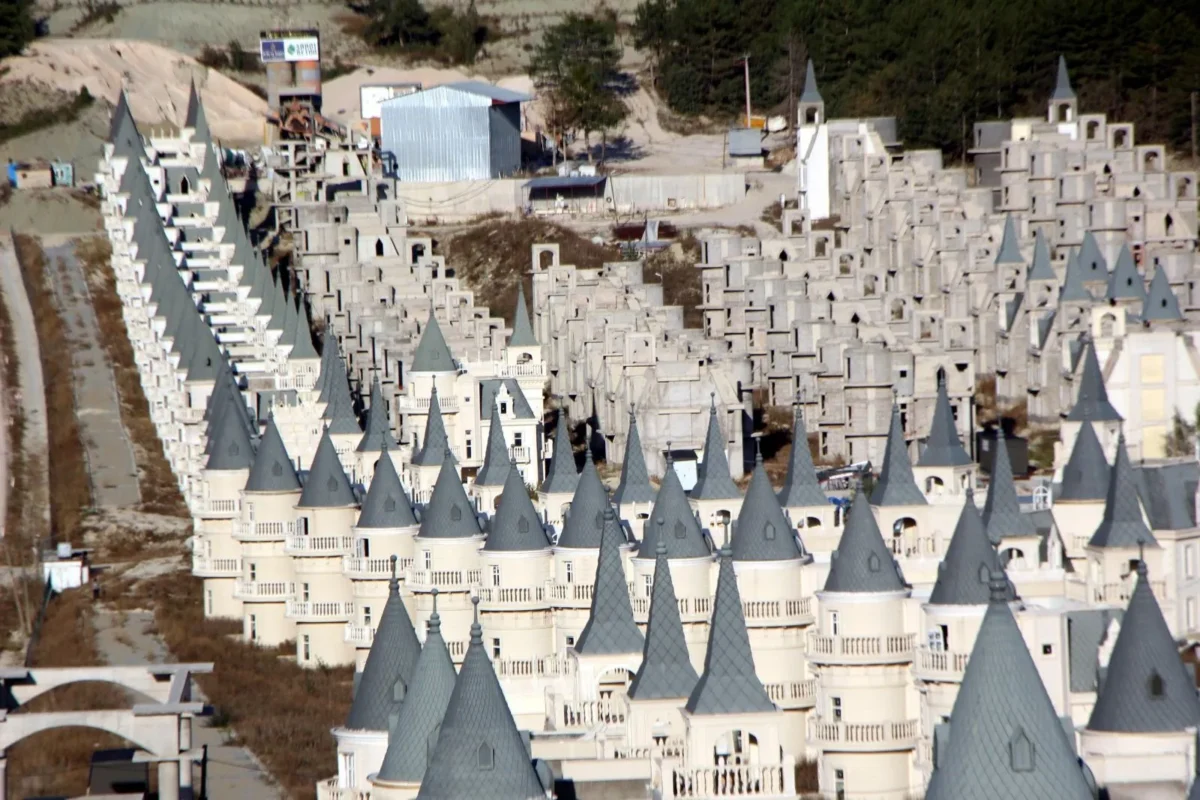Yıllardır boş duran Mudurnu’daki Şato Villalar için yeni bir karar 2 Yıllardır boş duran Mudurnu’daki Şato Villalar için yeni bir karar