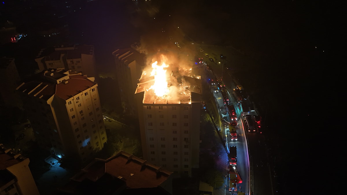 İzmir’de yangın evlere ulaştı, 16 ev yandı 3 İzmir’de yangın evlere ulaştı, 16 ev yandı