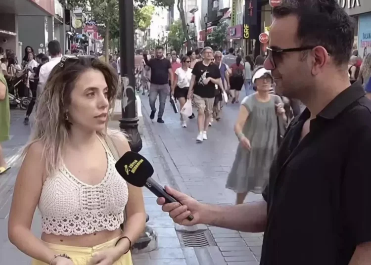 Dilruba Kayserilioğlu'nun "Cumhurbaşkanına hakaret" suçlamasıyla yargılandığı dava ertelendi 1 Dilruba Kayserilioğlu’nun “Cumhurbaşkanına hakaret” suçlamasıyla yargılandığı dava ertelendi