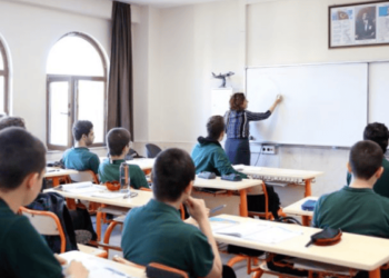 MEB onaylı ders kitaplarını okutmayan özel okullar cezalandırılacak