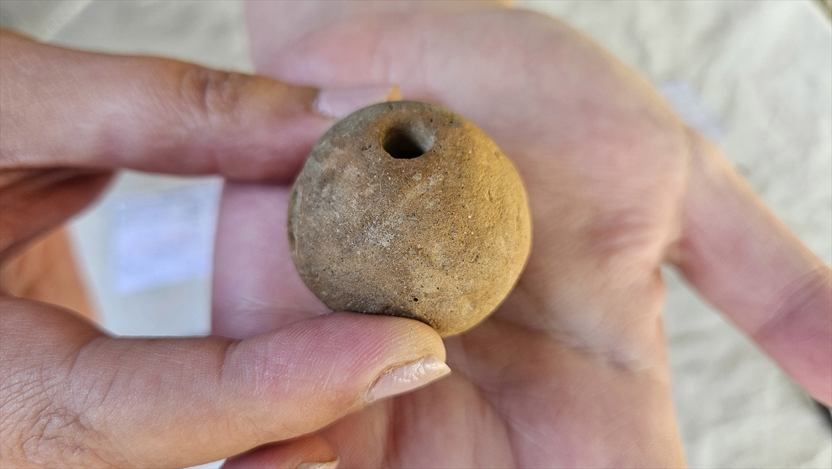 Çanakkale'deki kazıda 3 bin 900 yıllık silindir mühür bulundu