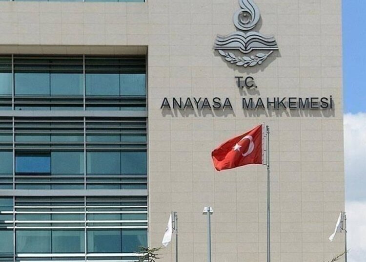 Yöneticilerine zam e-postası gönderen kişi tazminatsız işten çıkarıldı: AYM 'hak ihlali' dedi 1 Yöneticilerine zam e-postası gönderen kişi tazminatsız işten çıkarıldı: AYM ‘hak ihlali’ dedi