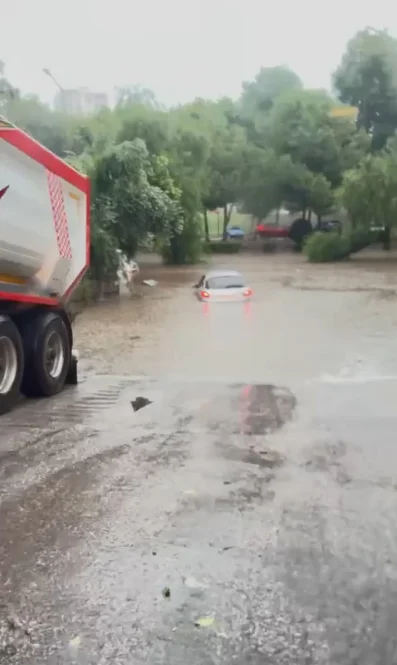 Adana’da şiddetli yağış; ağaçlar devrildi, ev ve iş yerlerini su bastı! 4 Adana’da şiddetli yağış; ağaçlar devrildi, ev ve iş yerlerini su bastı!