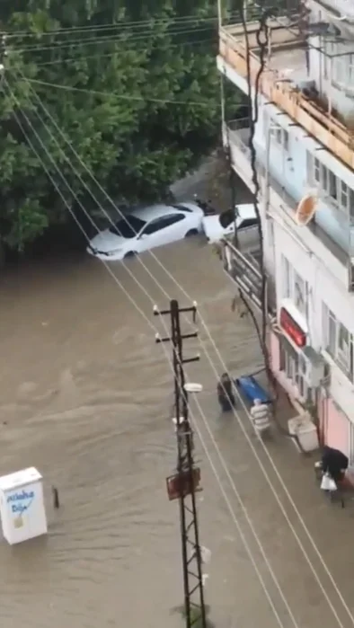 Adana’da şiddetli yağış; ağaçlar devrildi, ev ve iş yerlerini su bastı!