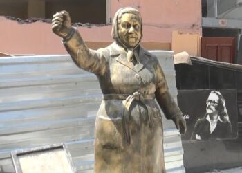 Adile Naşit heykelinin zilini çaldılar