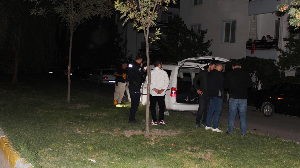 Boşanmak isteyen damadına ateş etti, ona siper olan kızı öldü
