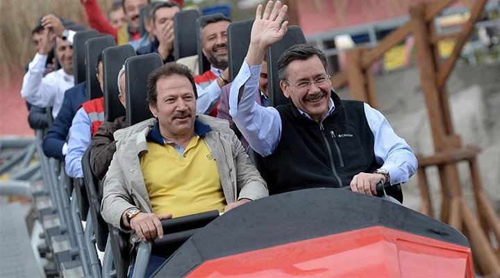 Dolmuşçuluk yaparken Melih Gökçek ile tanışan şoför, bugün deprem konutlarından ihale aldı 1 Dolmuşçuluk yaparken Melih Gökçek ile tanışan şoför, bugün deprem konutlarından ihale aldı