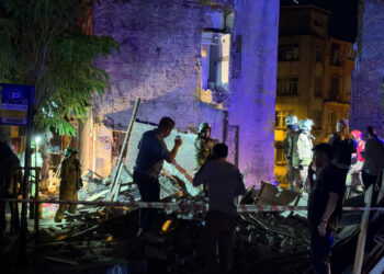 Fatih’te 3 katlı metruk bina çöktü