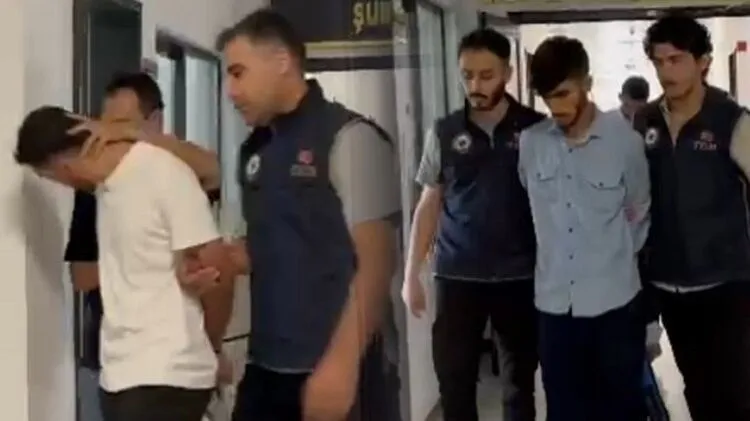 Kocaeli’deki otobüslere ‘canlı bomba’ mesajını gönderen şüpheli, Diyarbakır’da yakalandı 4 Kocaeli’deki otobüslere ‘canlı bomba’ mesajını gönderen şüpheli, Diyarbakır’da yakalandı