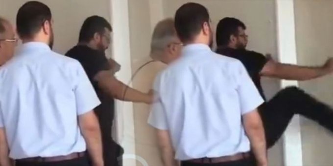 ‘Başı açık kız öğrenci istemiyorum’ diyen müdür, kadın müdür yardımcısının kapısını tekmeyle kırdırdı 4 ‘Başı açık kız öğrenci istemiyorum’ diyen müdür, kadın müdür yardımcısının kapısını tekmeyle kırdırdı