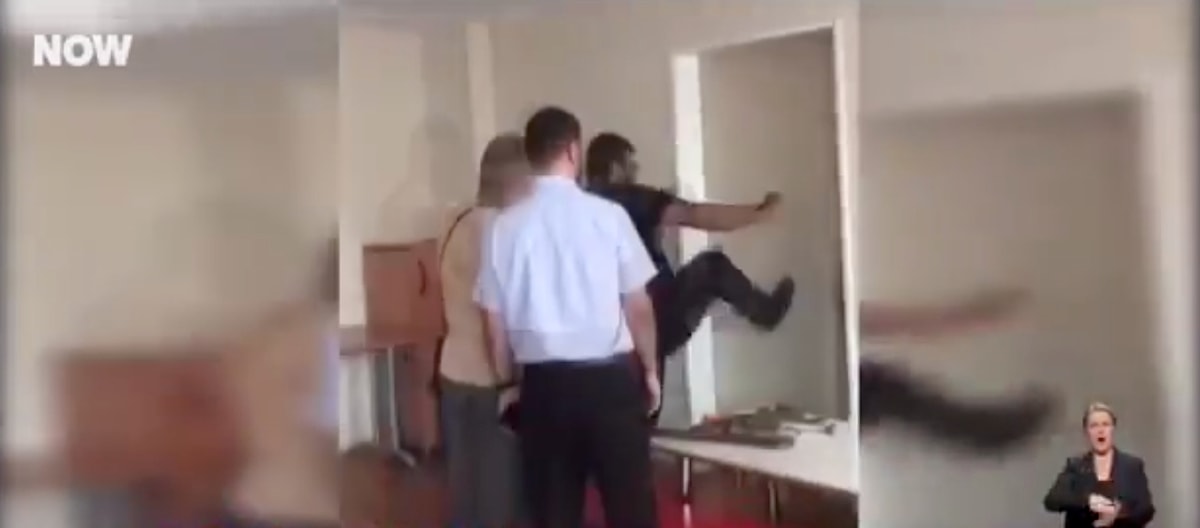 SON DAKİKA! Kapı kırdıran tekmeci müdür açığa alındı 3 SON DAKİKA! Kapı kırdıran tekmeci müdür açığa alındı