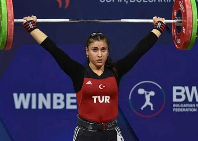 Milli halterci Büşra Çan, 3 madalya birden kazandı 1 Milli halterci Büşra Çan, 3 madalya birden kazandı