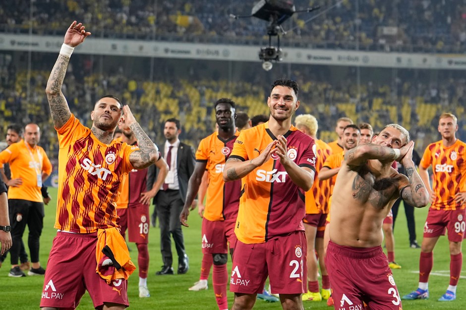 Mourinho ilk derbisinde yıkıldı! Galatasaray-Fenerbahçe: 3-1 4 Mourinho ilk derbisinde yıkıldı! Galatasaray-Fenerbahçe: 3-1