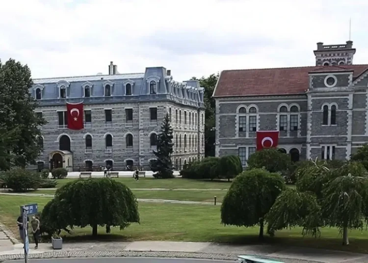 Bazı fakülte ve enstitüler kapatıldı, yerine yenileri açıldı