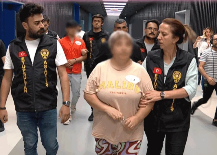 14 yaşındaki zihinsel engelli kızını, 2 bilezik 1 yüzük karşılığı Afgan gencine vermiş! 1 14 yaşındaki zihinsel engelli kızını, 2 bilezik 1 yüzük karşılığı Afgan gencine vermiş!