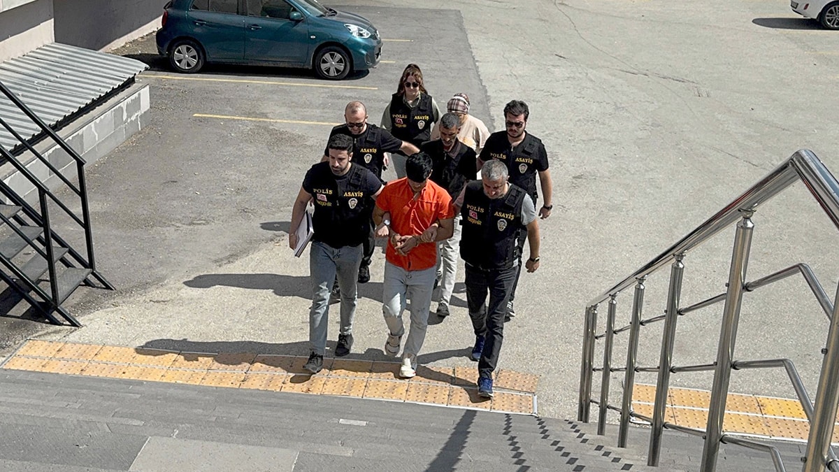 14 yaşındaki zihinsel engelli kızını, 2 bilezik 1 yüzük karşılığı Afgan gencine vermiş! 5 14 yaşındaki zihinsel engelli kızını, 2 bilezik 1 yüzük karşılığı Afgan gencine vermiş!