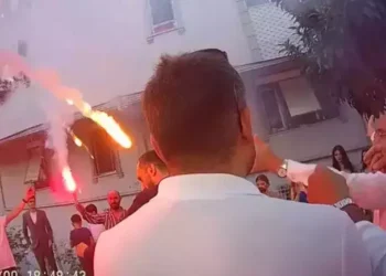 Düğün günü faciadan dönüldü! Meşale gelinin duvağına düştü