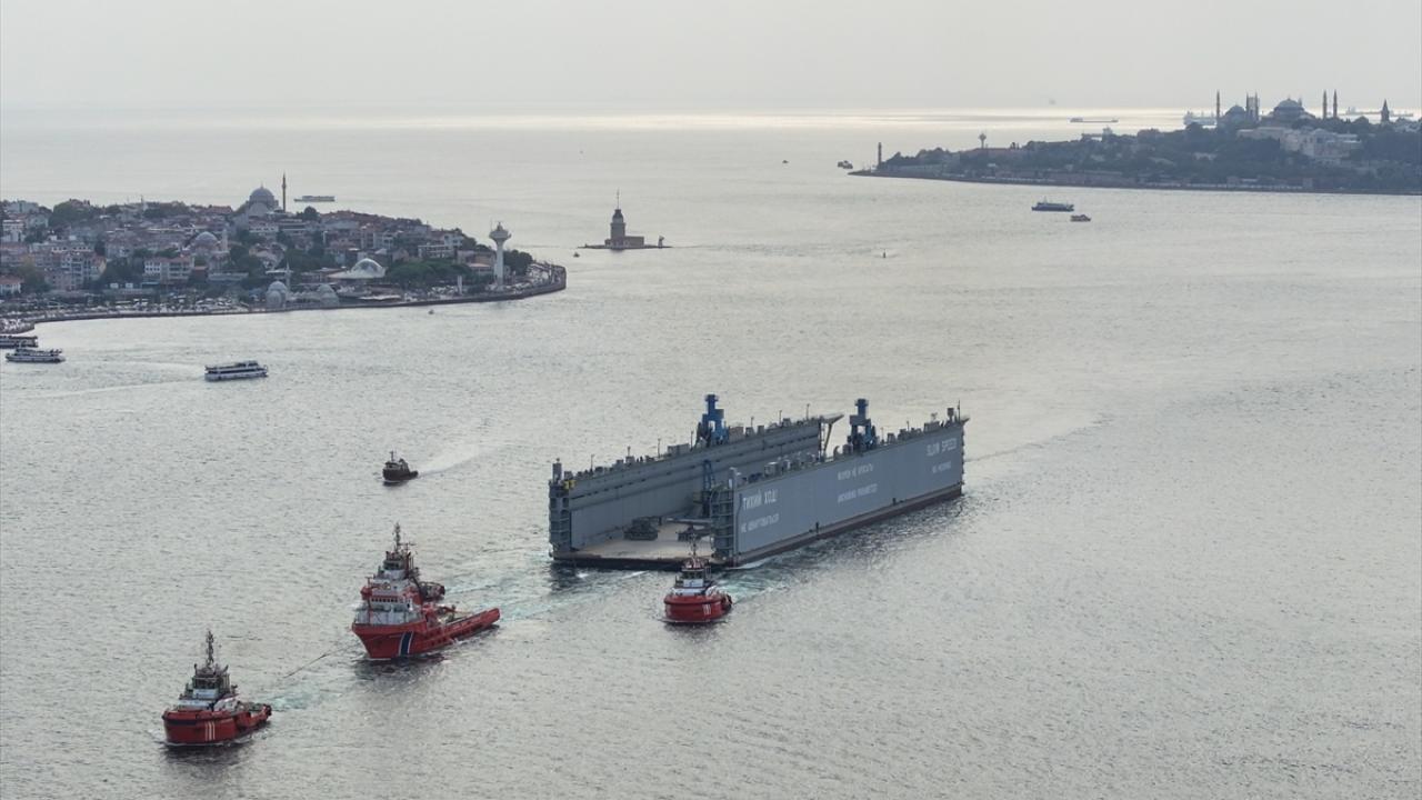 Rus bandralı dev yüzer havuz, İstanbul Boğazı’ndan 9 saatte geçebildi