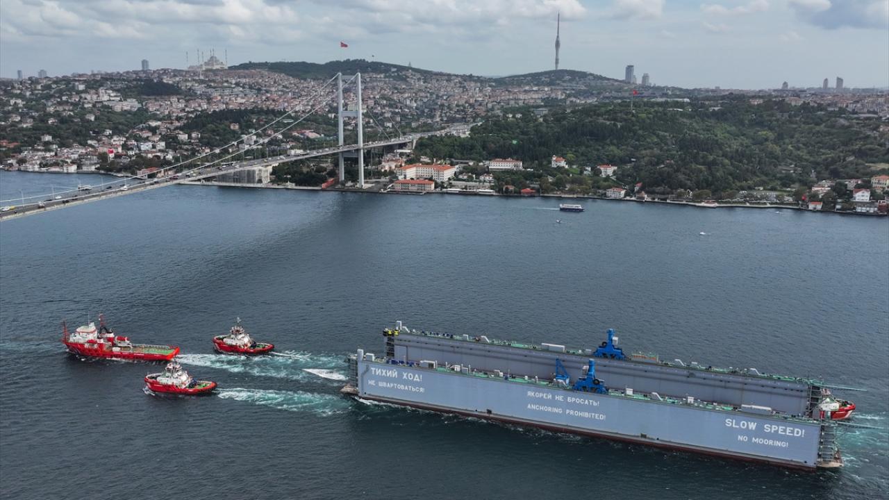 Rus bandralı dev yüzer havuz, İstanbul Boğazı’ndan 9 saatte geçebildi 11 Rus bandralı dev yüzer havuz, İstanbul Boğazı’ndan 9 saatte geçebildi