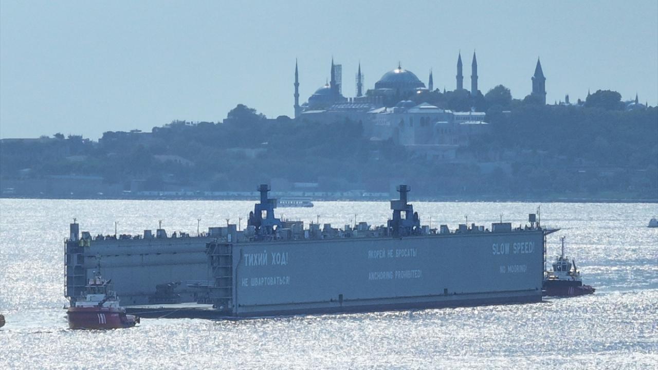 Rus bandralı dev yüzer havuz, İstanbul Boğazı’ndan 9 saatte geçebildi 3 Rus bandralı dev yüzer havuz, İstanbul Boğazı’ndan 9 saatte geçebildi