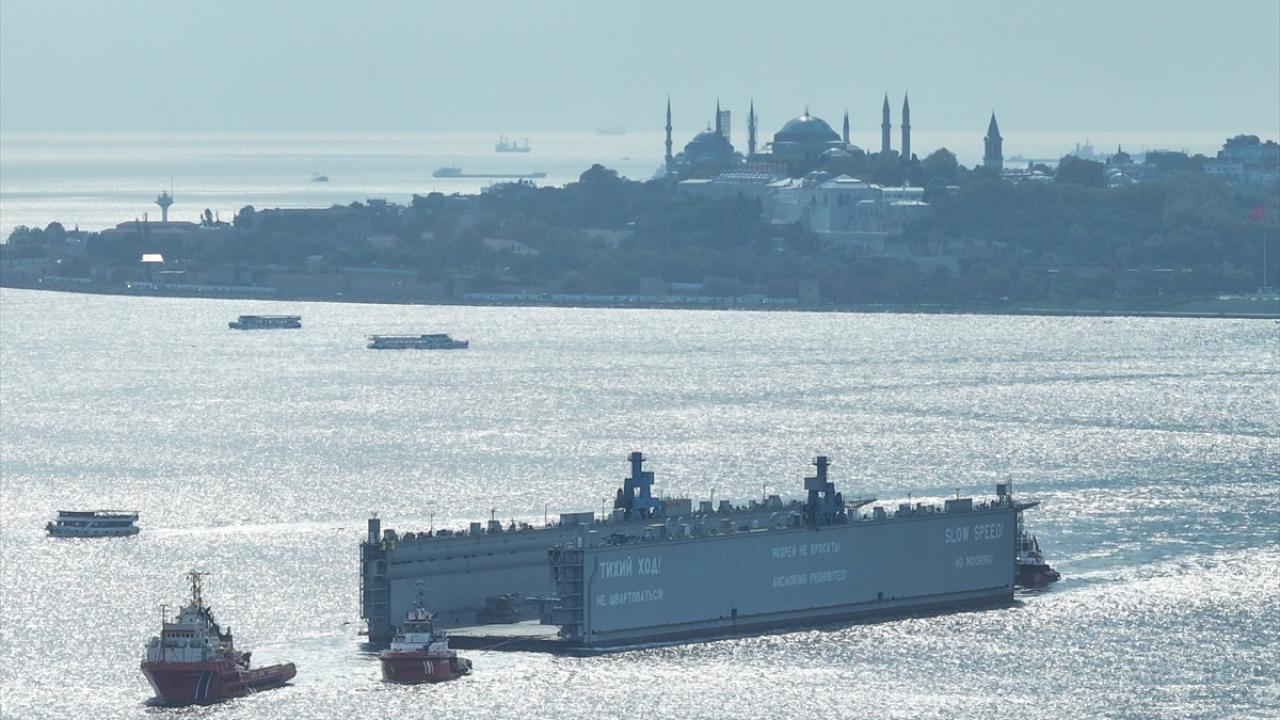Rus bandralı dev yüzer havuz, İstanbul Boğazı’ndan 9 saatte geçebildi