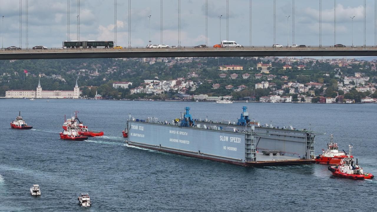 Rus bandralı dev yüzer havuz, İstanbul Boğazı’ndan 9 saatte geçebildi 5 Rus bandralı dev yüzer havuz, İstanbul Boğazı’ndan 9 saatte geçebildi