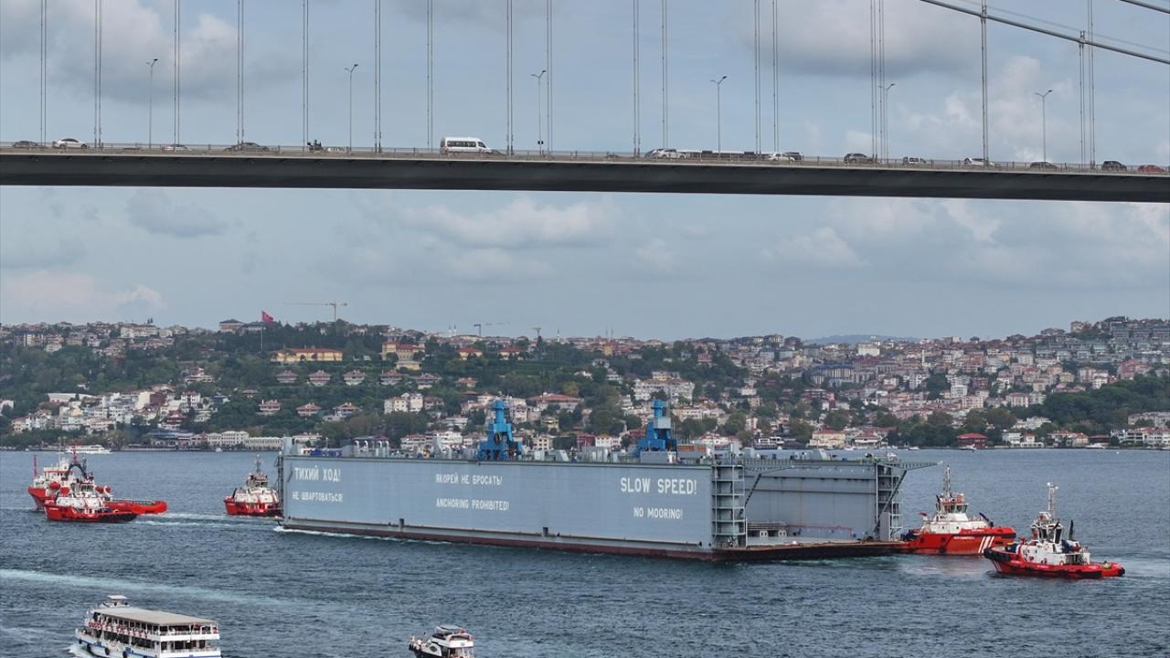 Rus bandralı dev yüzer havuz, İstanbul Boğazı’ndan 9 saatte geçebildi