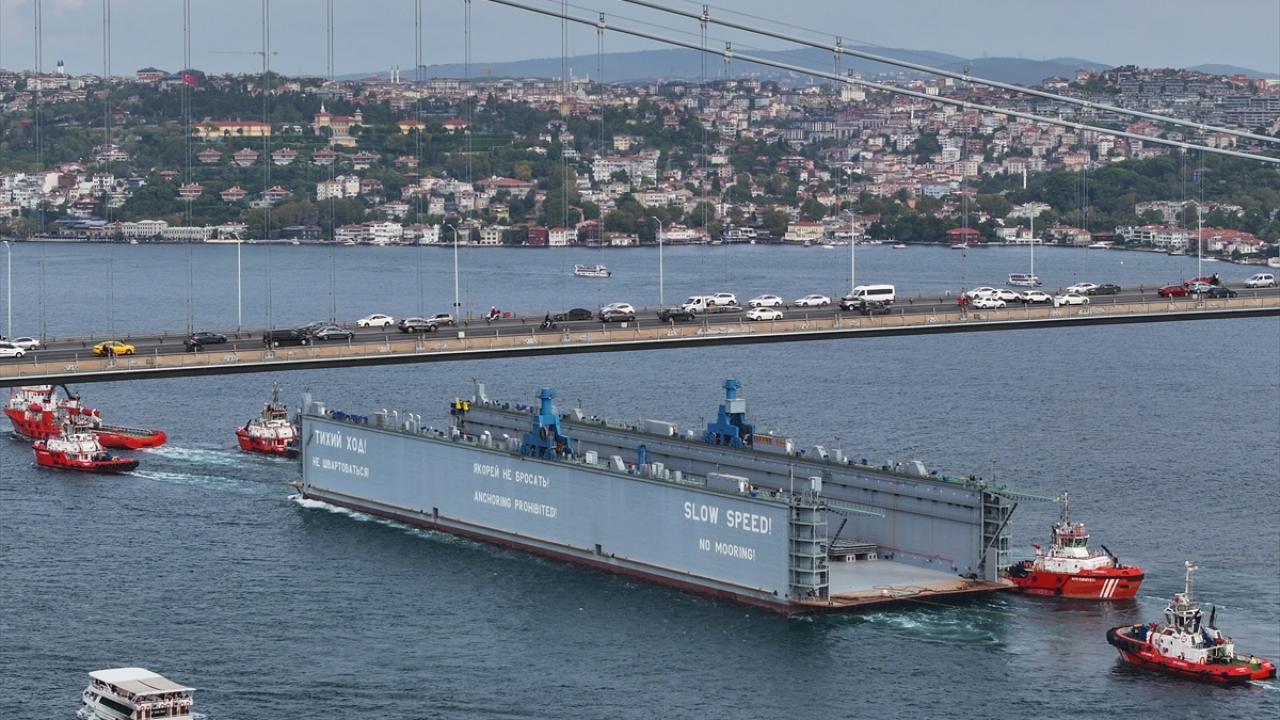 Rus bandralı dev yüzer havuz, İstanbul Boğazı’ndan 9 saatte geçebildi 7 Rus bandralı dev yüzer havuz, İstanbul Boğazı’ndan 9 saatte geçebildi