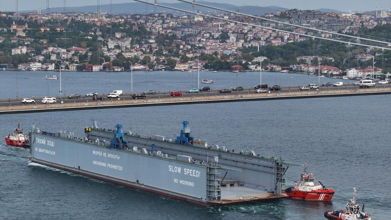 Rus bandralı dev yüzer havuz, İstanbul Boğazı’ndan 9 saatte geçebildi